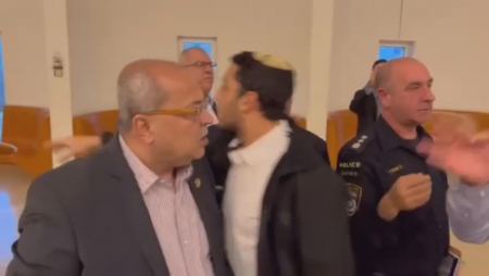 شاهد : مستوطن يتهجم على بركة والنائبين الطيبي والعطاونة